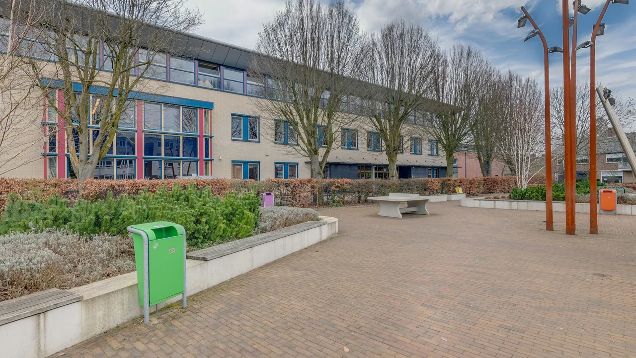 Main entrance and school grounds at Astrum College in Velp