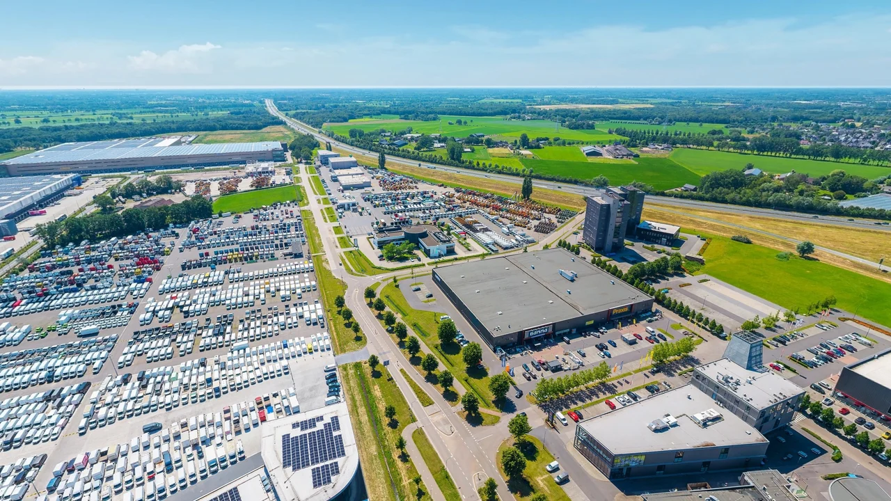 Luchtbeeld van de BAS terreinen in Veghel, met rijen trucks en het hoofdkantoor