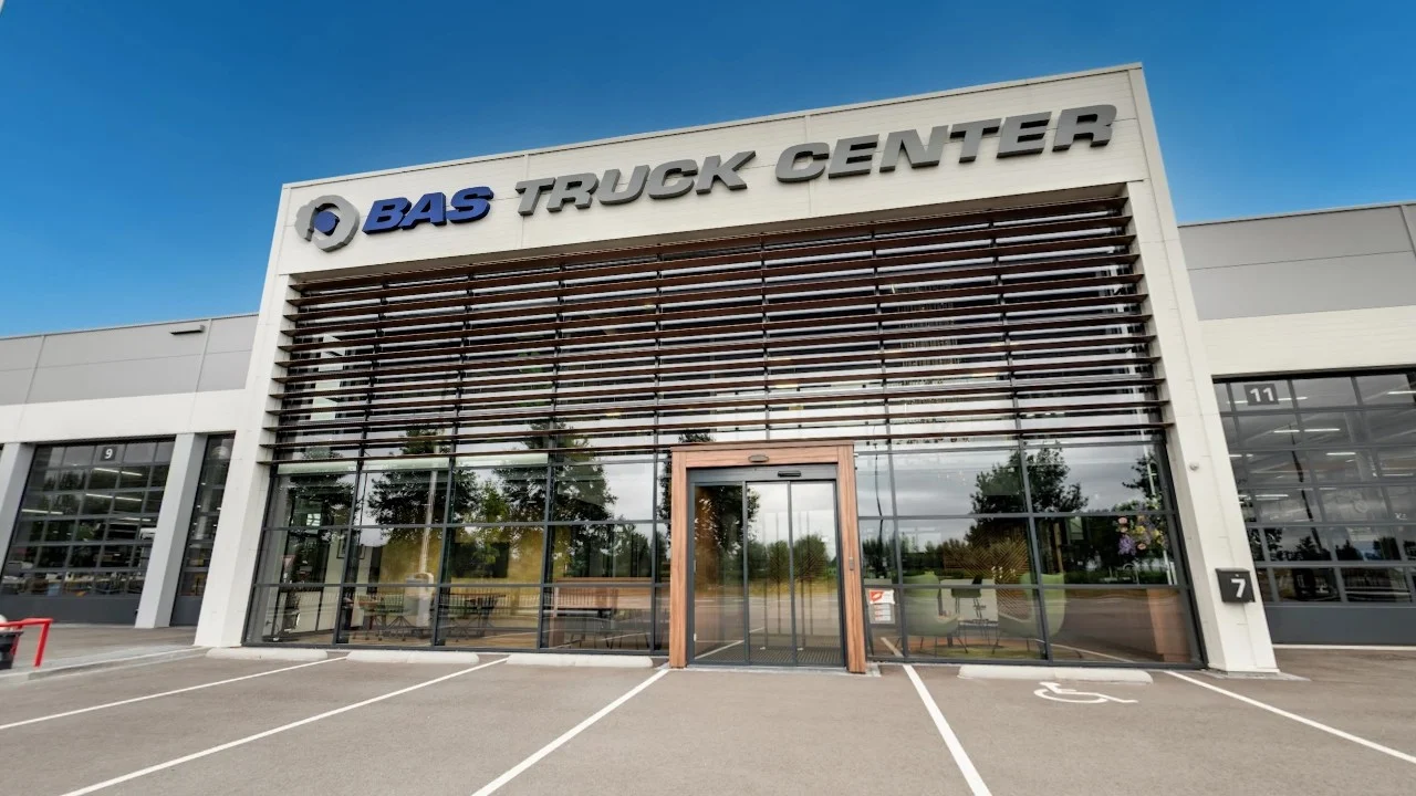 Glazen entree van BAS Truck Center Experience in Veghel