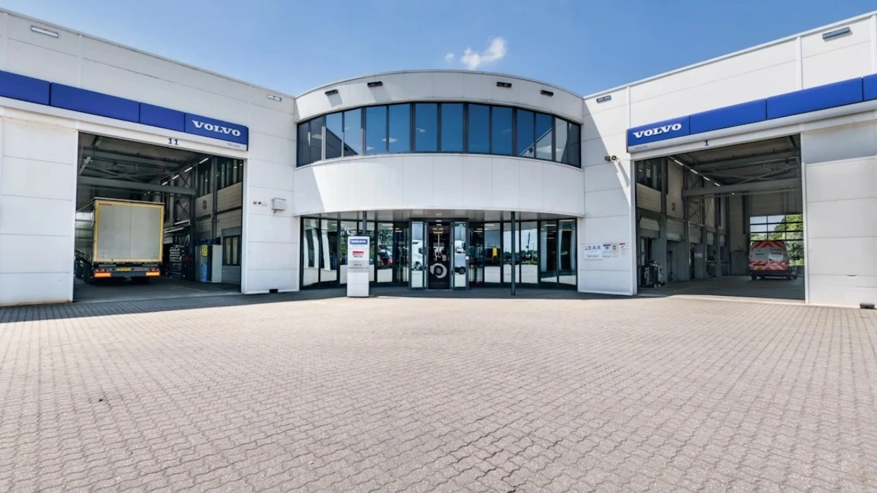 BAS Truck Center Veghel met de glazen ontvangstgevel en werkplaatsen