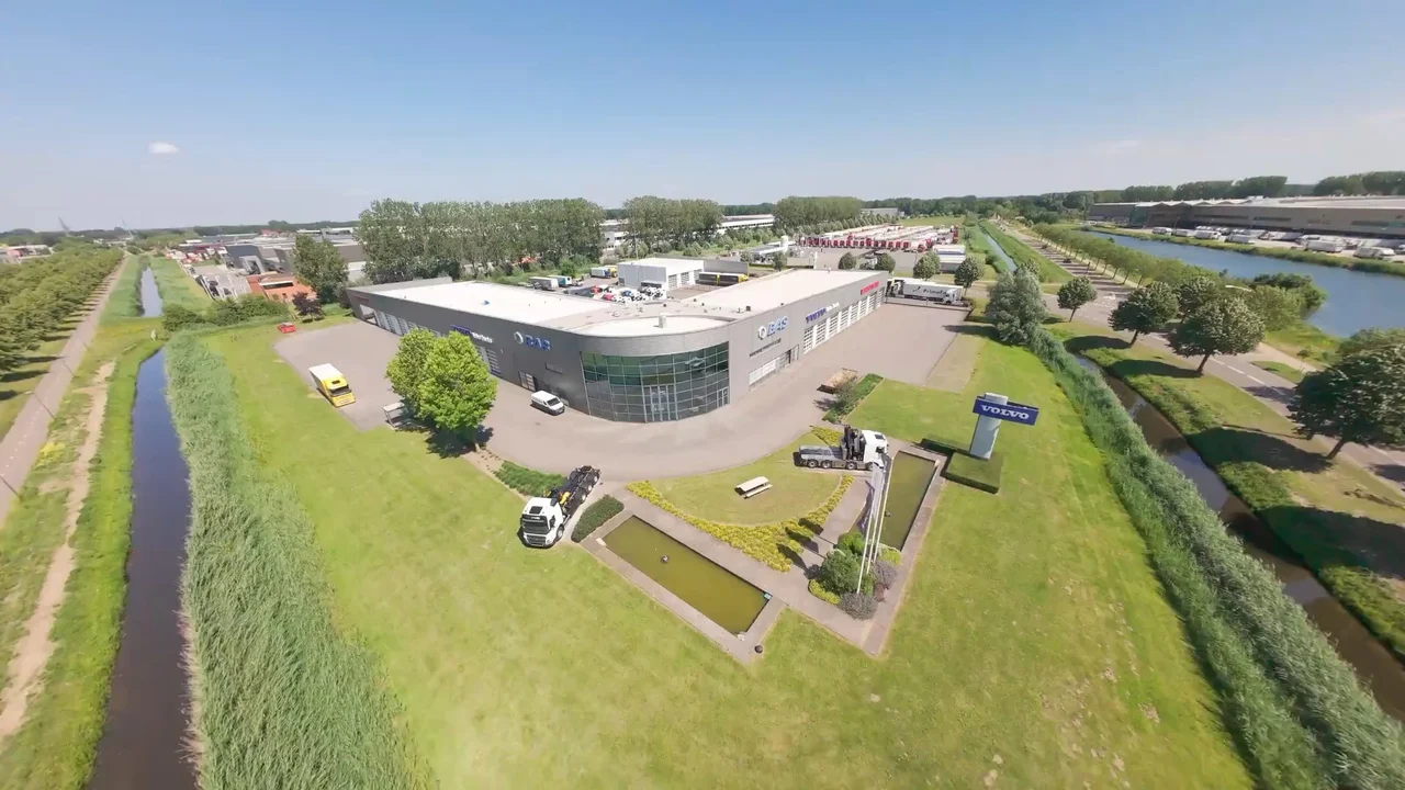 BAS Truck Center Veghel vanuit de lucht, met de glazen ontvangstgevel en werkplaatsen