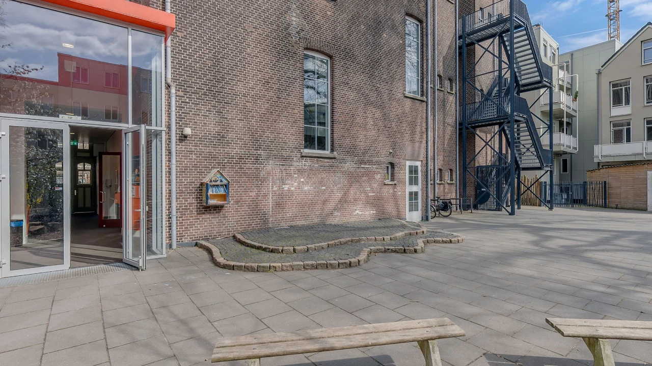 Schoolplein en gevel van De Globetrotter in Rotterdam