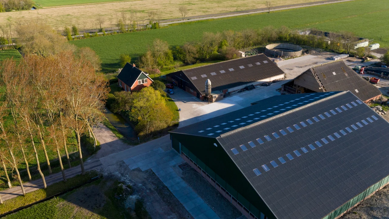 Luchtfoto van de melkveestal met DSD stalinrichting