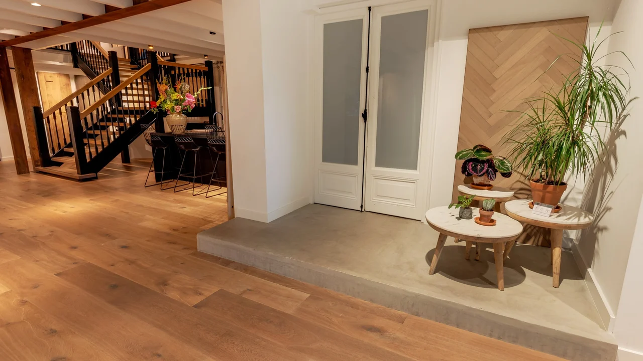 Houten vloeren en interieurpresentatie in de showroom van Dutzfloors