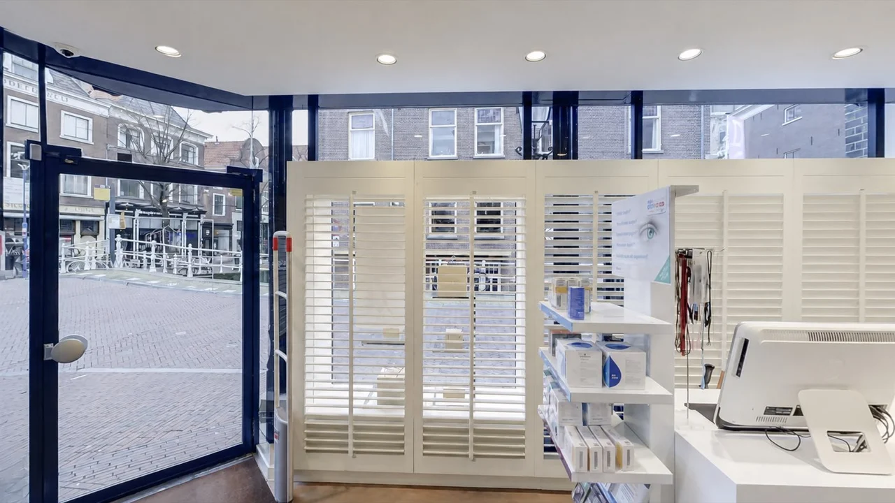 Entree van Van der Leeuw Optiek in Delft