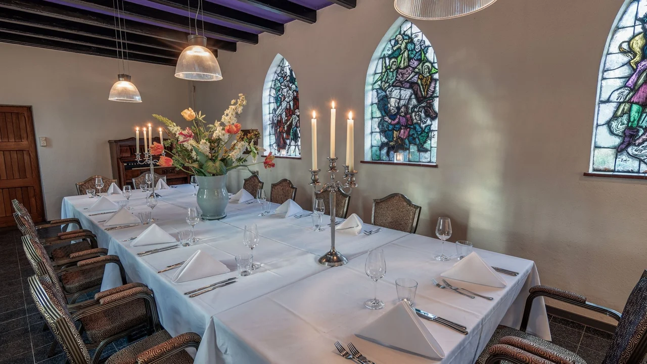 Gedekte tafel in de Fletcher kapel met glas-in-loodramen