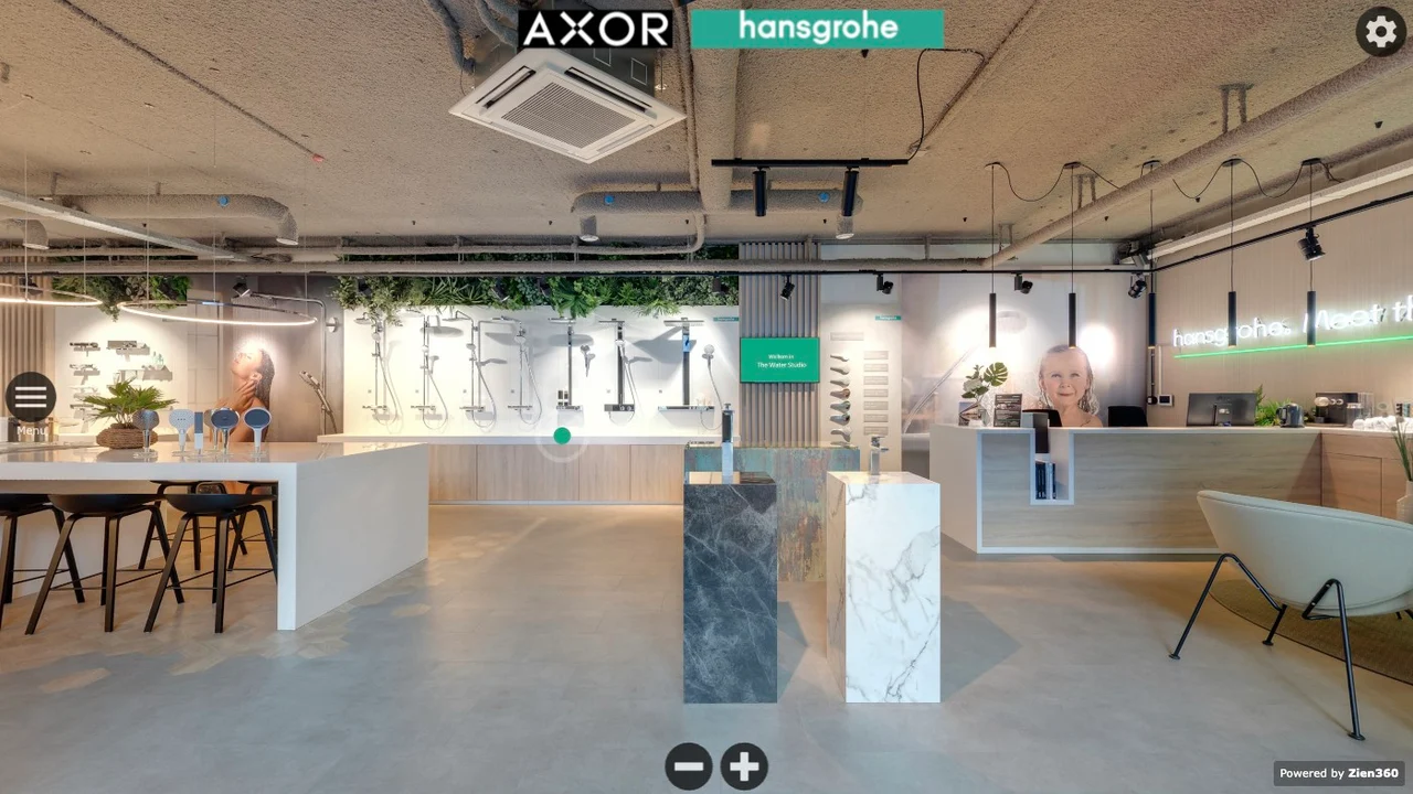 Entree van Hansgrohe The Water Studio in Amsterdam met doucheopstellingen, kranen en ontvangstbalie