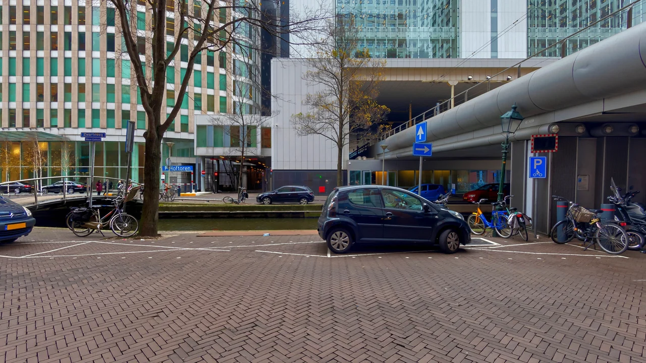 Inrit van parkeergarage Helicon in Den Haag