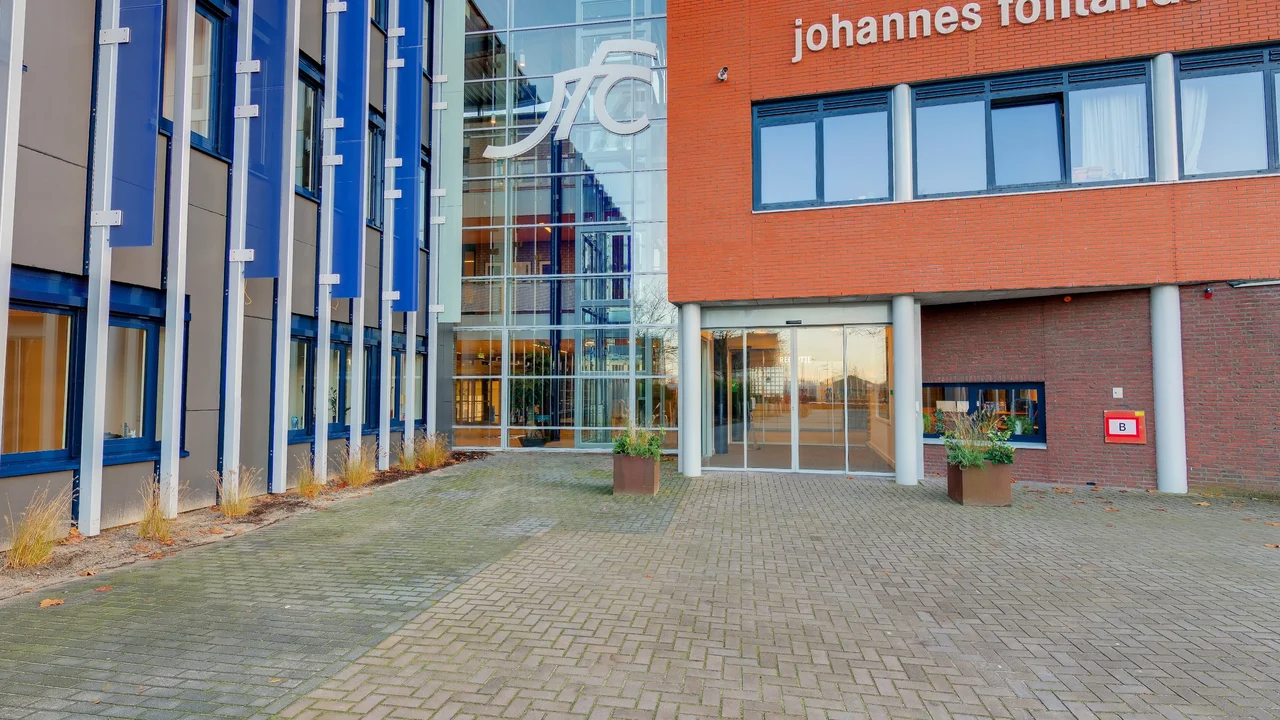 Hoofdingang van het Johannes Fontanus College in Barneveld