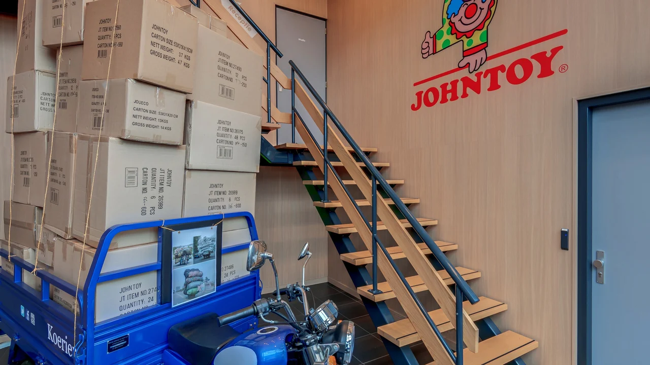 Entree en magazijngedeelte van Johntoy in Waddinxveen