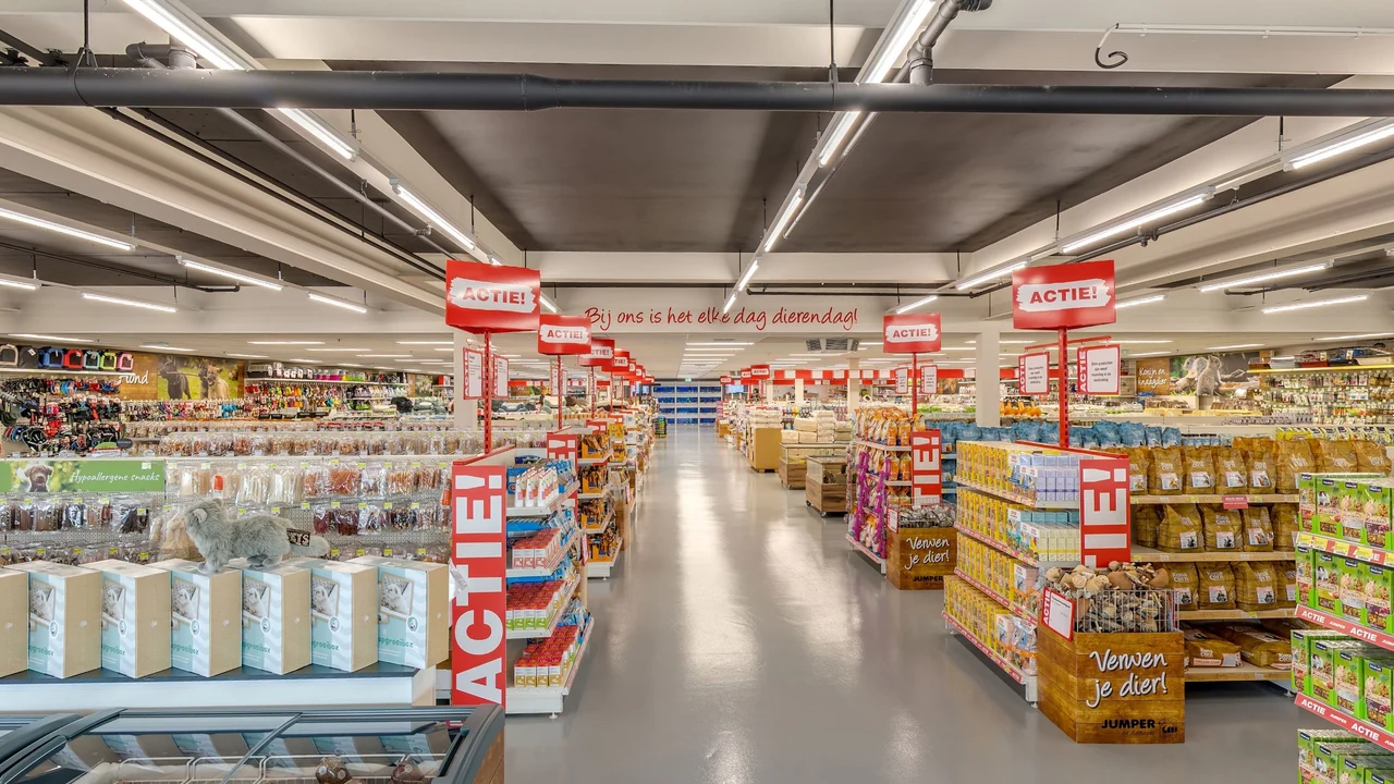 Aisles of pet supplies at Jumper Almelo