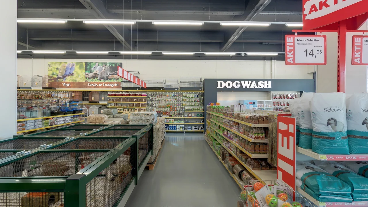 Shop aisles and dog wash at Jumper Den Bosch pet store