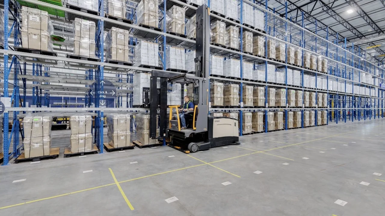 Magazijn van Marken Louisville met hoge stellingen, pallets en een heftruck