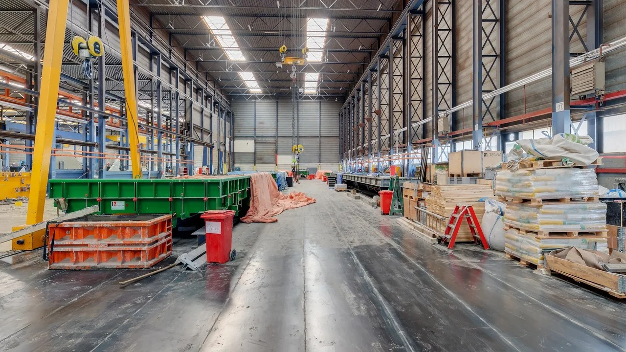 Floor and wall production in hall 3 at MBS beneath yellow overhead cranes