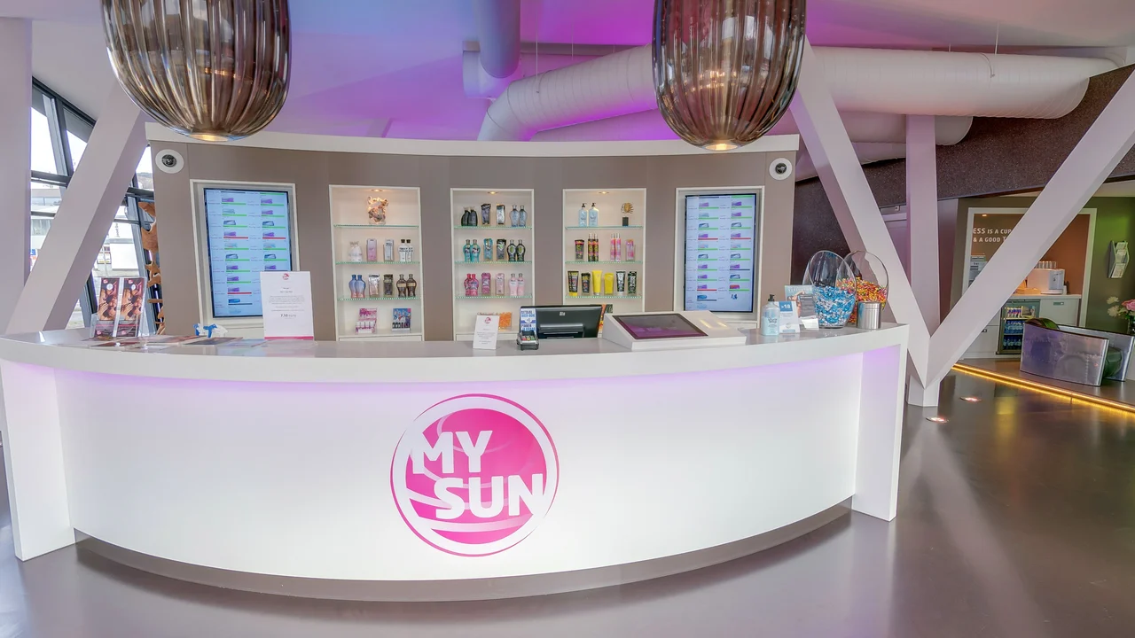 Ontvangstbalie en interieur van My Sun aan de Aalsterweg
