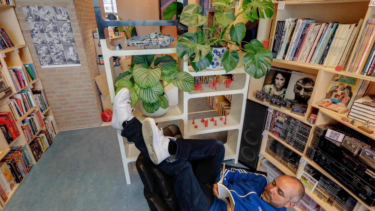 Boeken, spellen en planten in de creatieve werkruimte van Playspace
