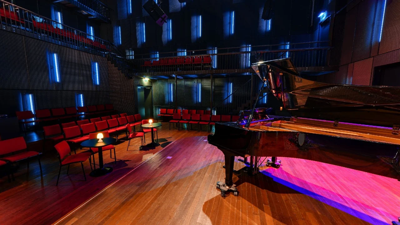 Vleugel en rode stoelen in Blue Note bij het Conservatorium van Amsterdam