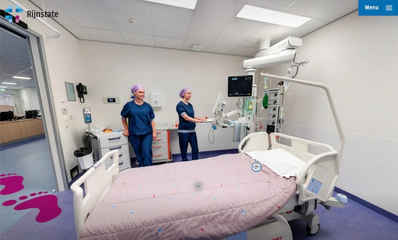 Holding area at Rijnstate with a hospital bed and healthcare professionals