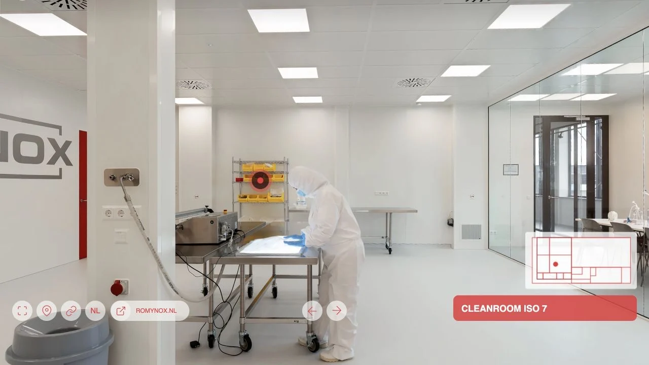 Medewerker in beschermende kleding aan het werk in de ISO 7-cleanroom van ROMYNOX
