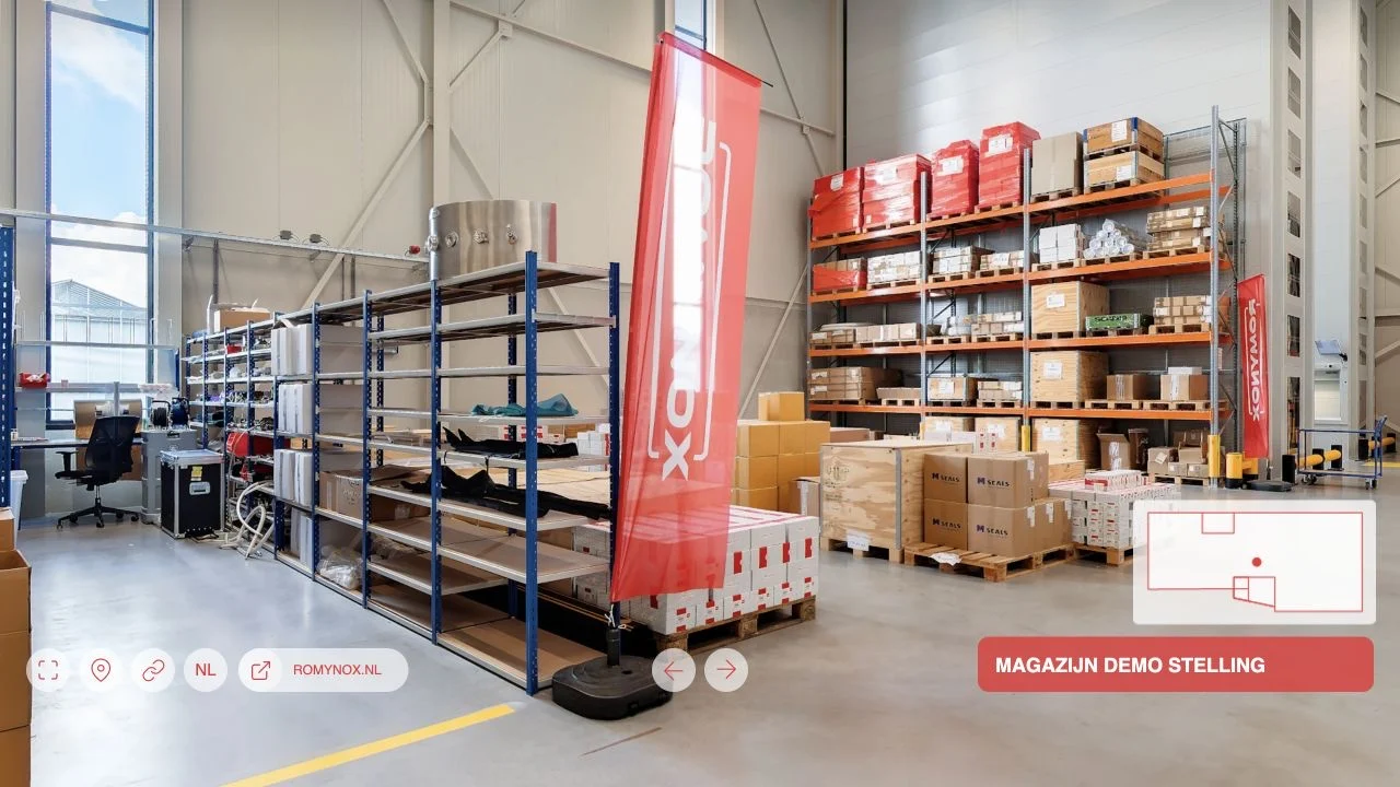 Magazijn van ROMYNOX met stellingen, dozen en leidingcomponenten