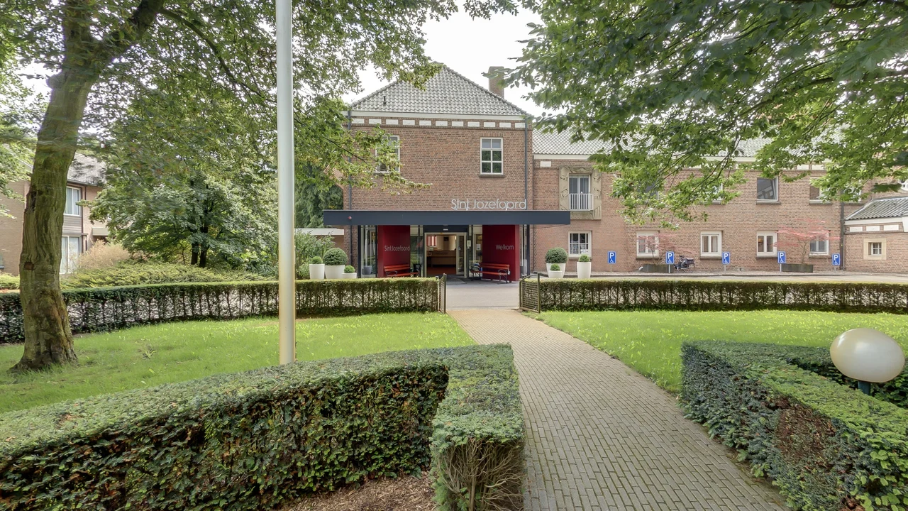 Hoofdingang en groene voortuin van Sint Jozefoord in Nuland