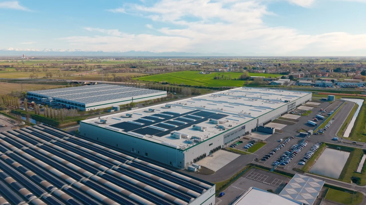 Luchtbeeld van UPS Healthcare in Somaglia, met laadperrons en zonnepanelen op de daken