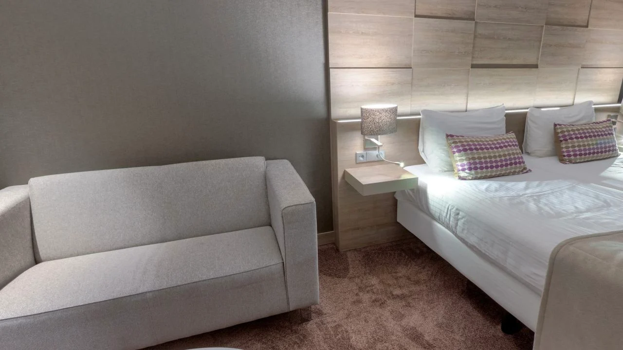 Comfort Plus kamer van Van der Valk Hotel Haarlem met tweepersoonsbed, bank en houten hoofdbord