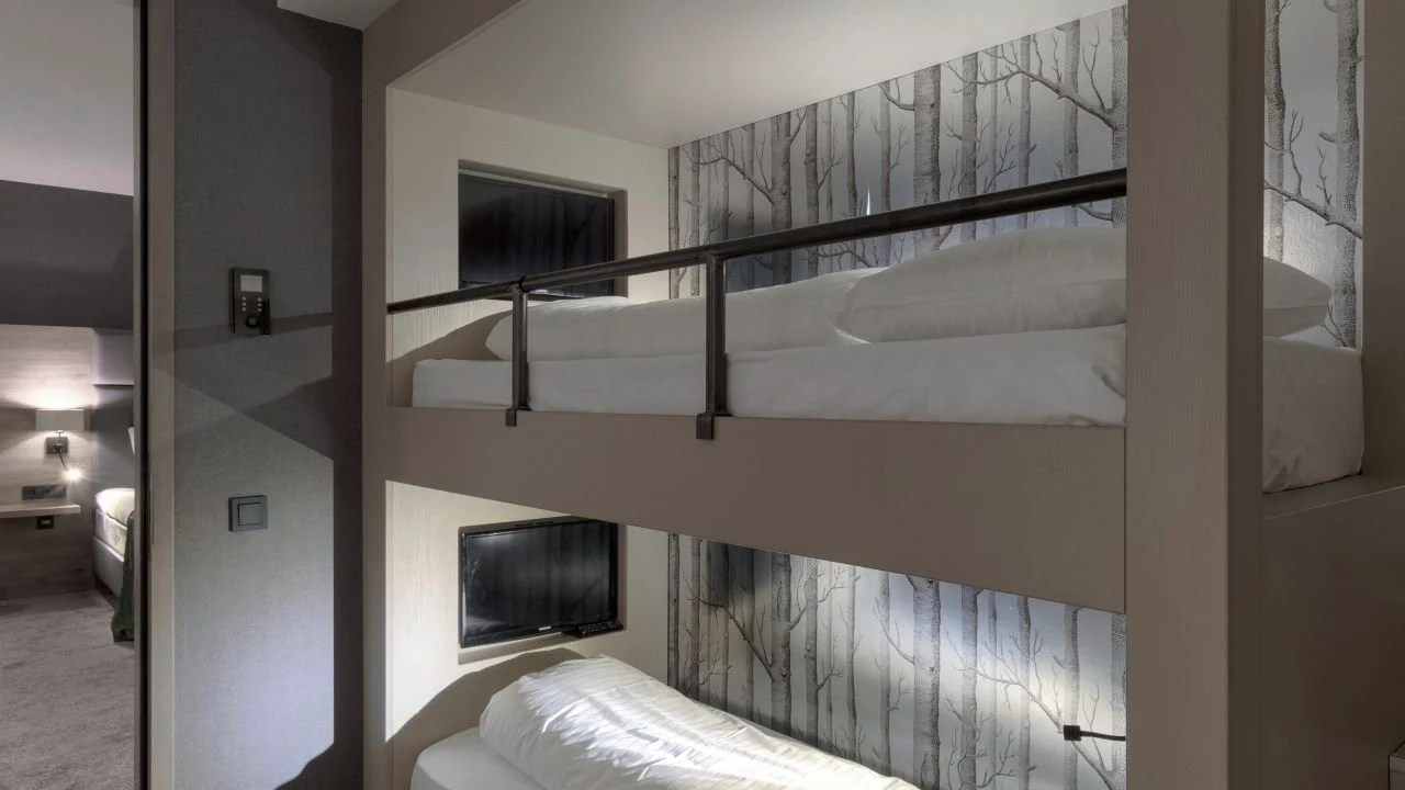Familiekamer van Van der Valk Hotel Leeuwarden met aparte ingebouwde slaapplaatsen voor kinderen