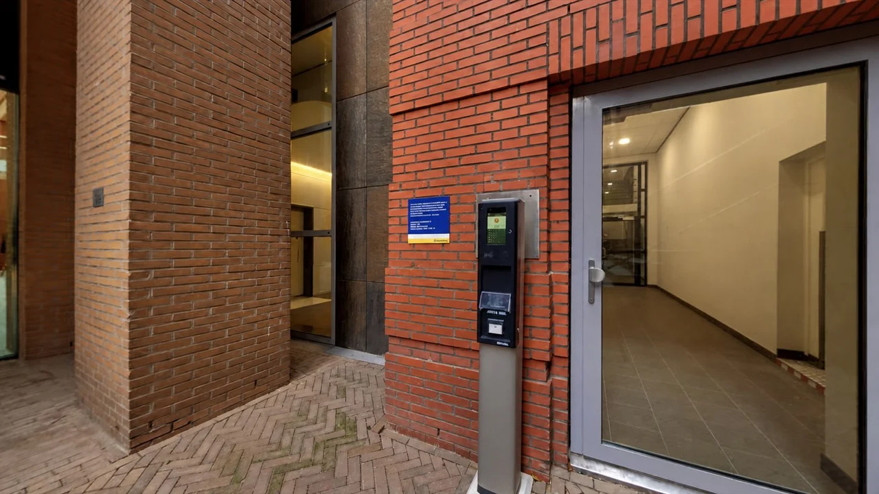 Voetgangersingang van parkeergarage Helicon