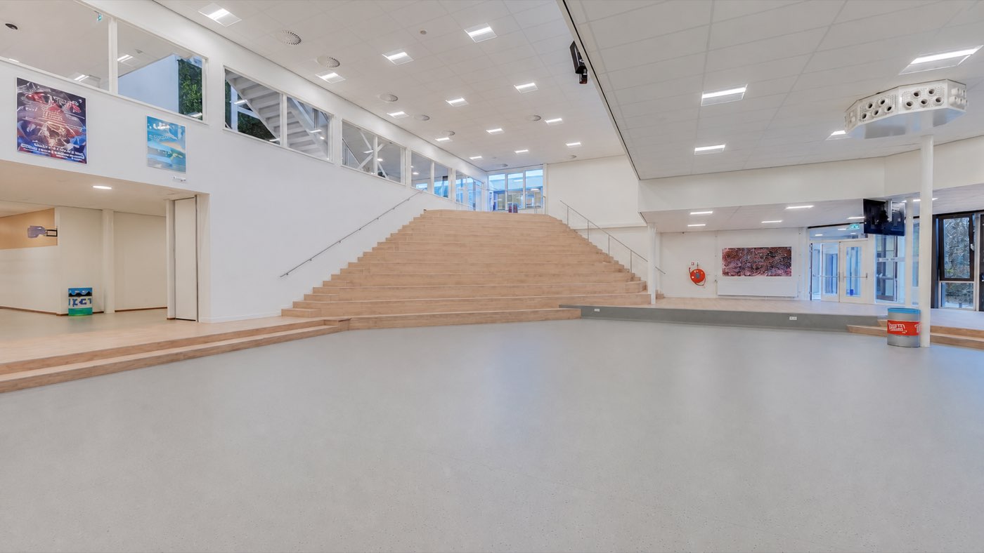 Vernieuwde aula van het Johannes Fontanus College