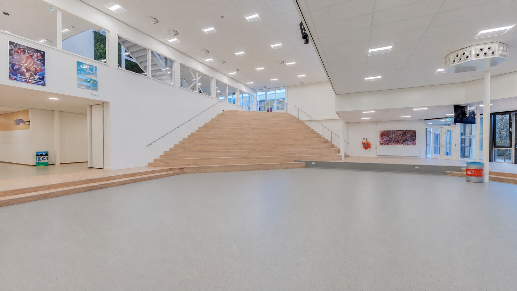 Vernieuwde aula van het Johannes Fontanus College