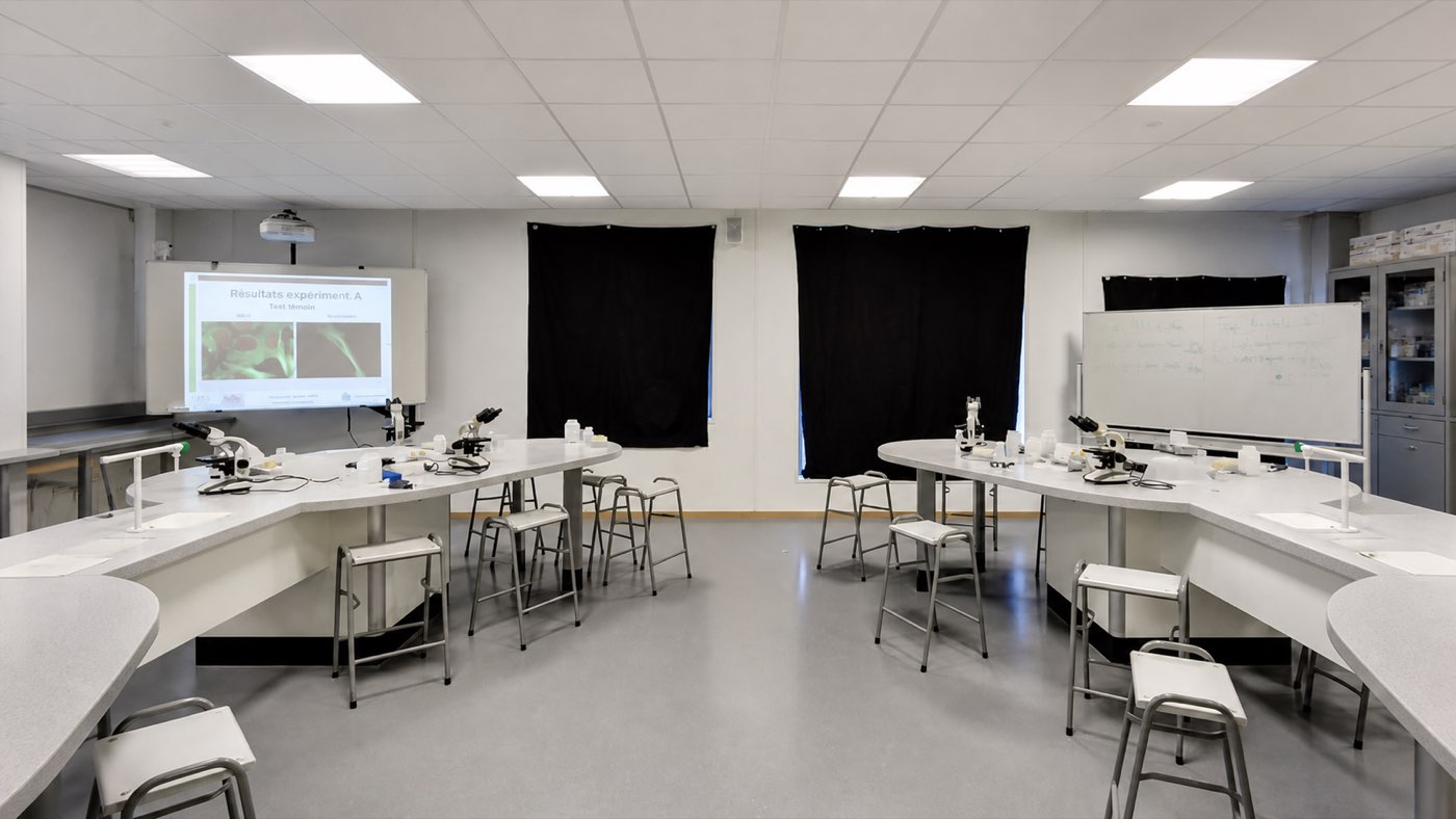 Bètalab van het Amstelveen College met microscopen