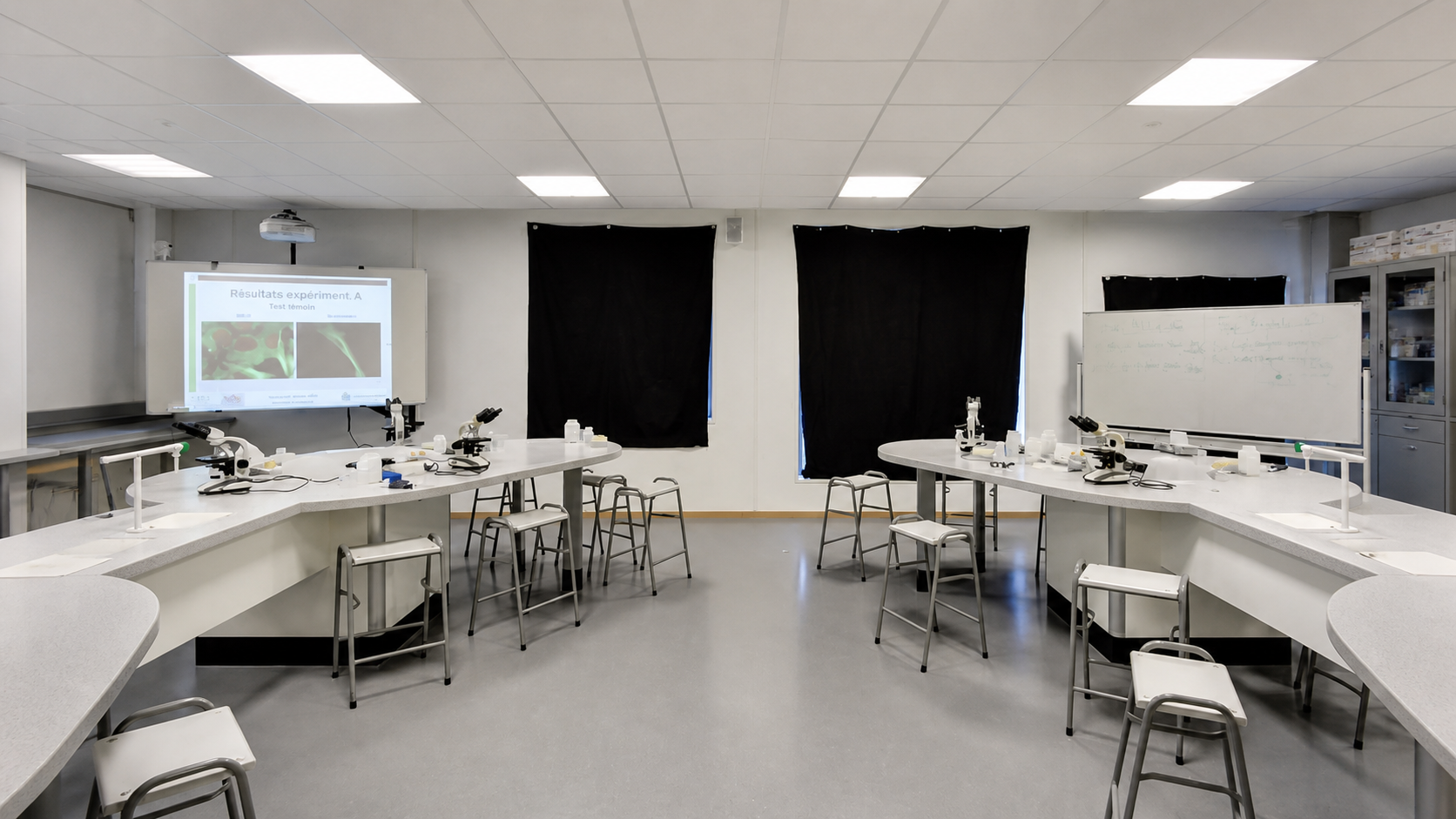 Bètalab van het Amstelveen College met microscopen
