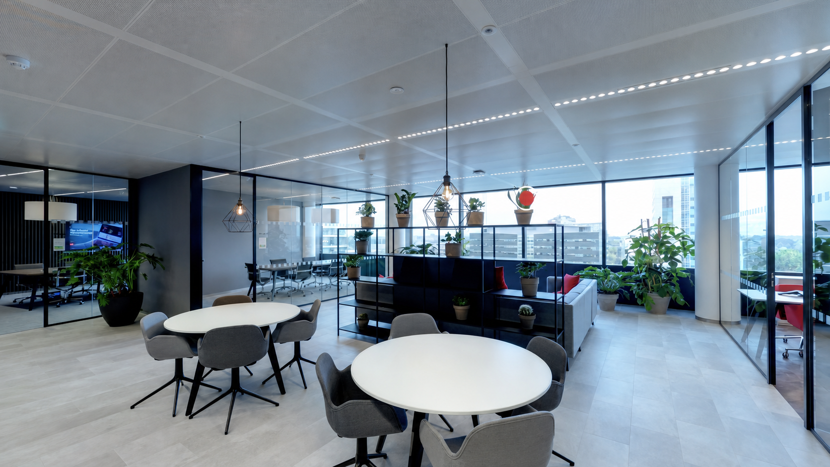 Client Center van Infor Utrecht met overlegplekken en planten