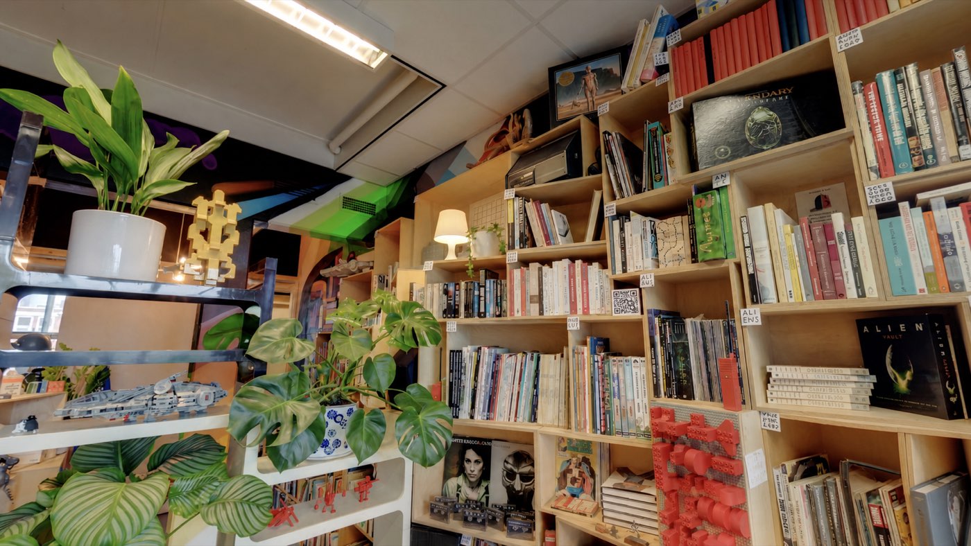 Creatieve presentatie met planten, boeken en modellen in Playspace