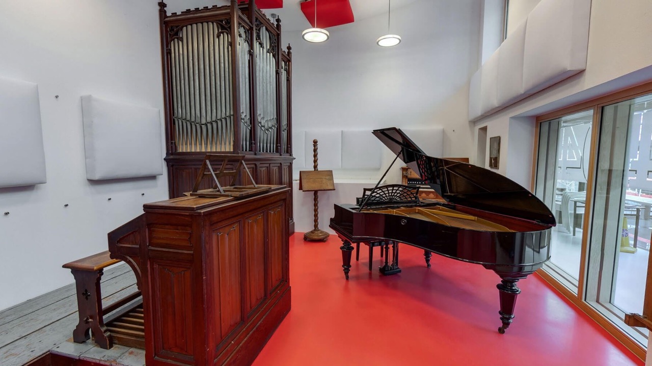 Regieruimte van een opnamestudio