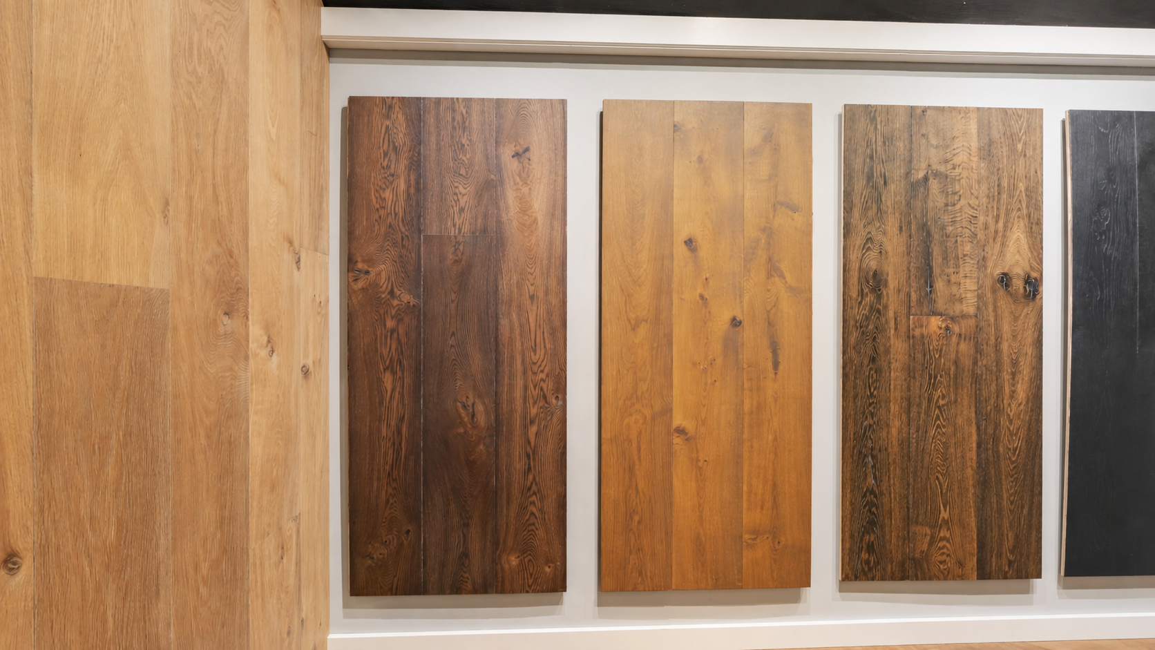 Donkere houten vloeren in de showroom van Dutzfloors