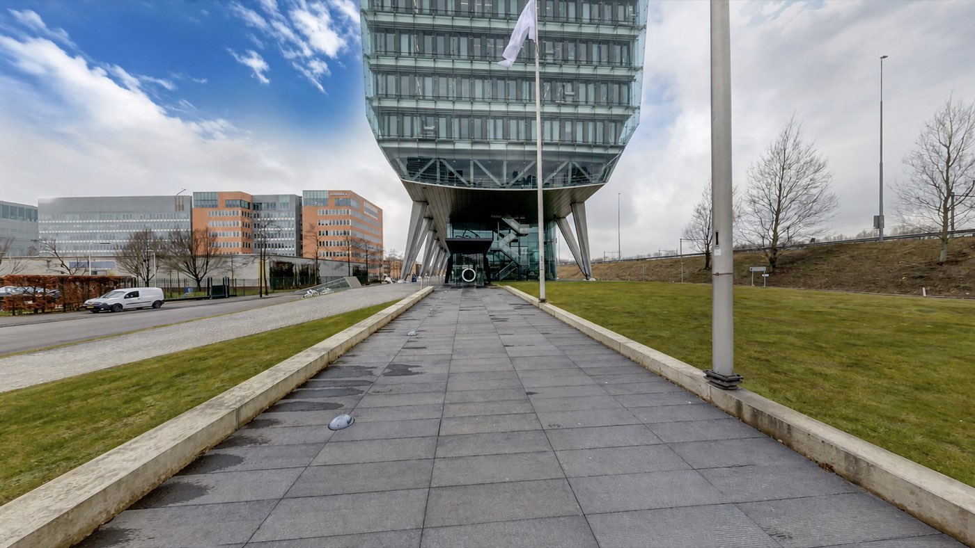 Entree van het Infinity-gebouw van AutoImportService in Amsterdam