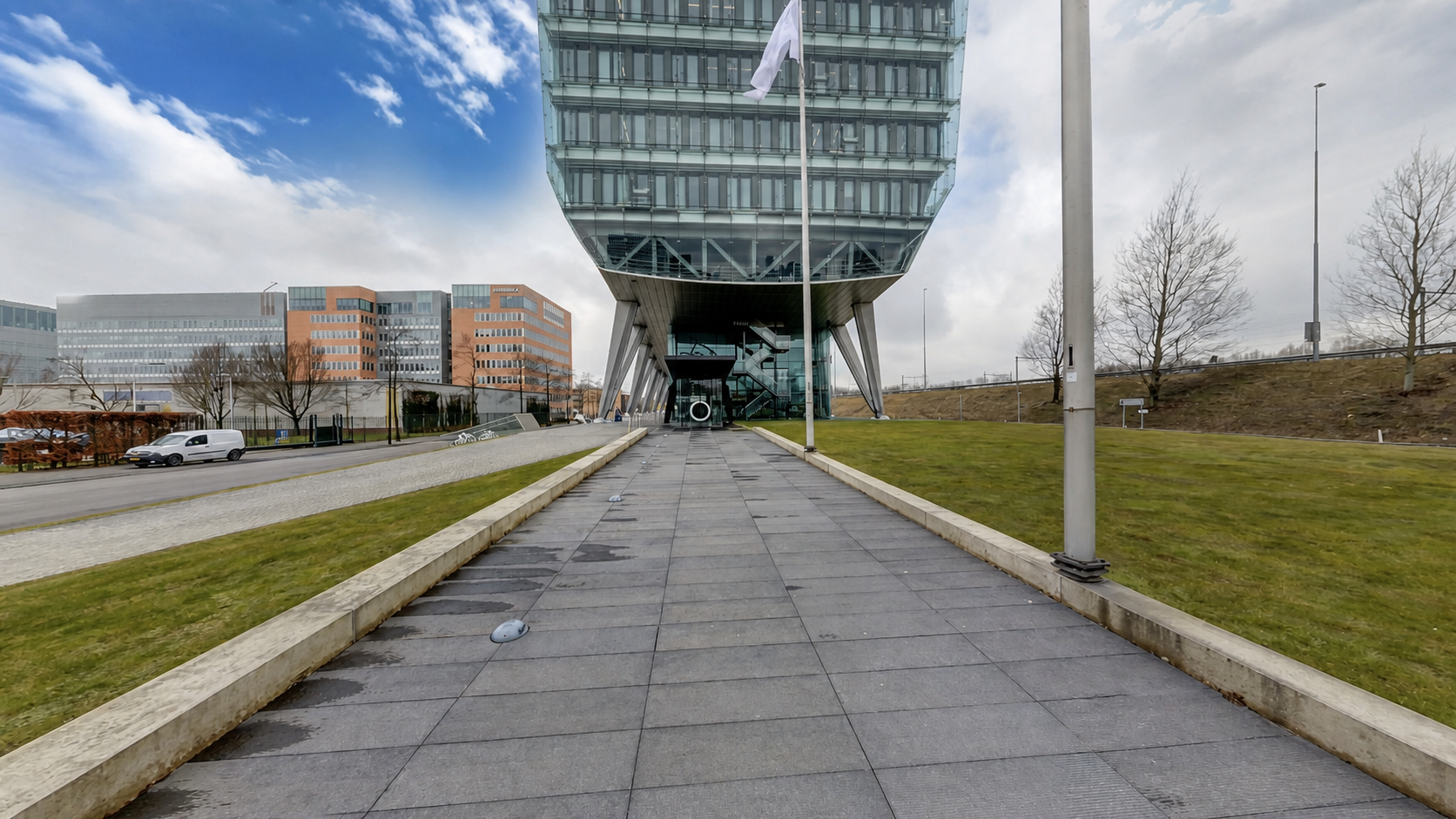 Entree van het Infinity-gebouw van AutoImportService in Amsterdam