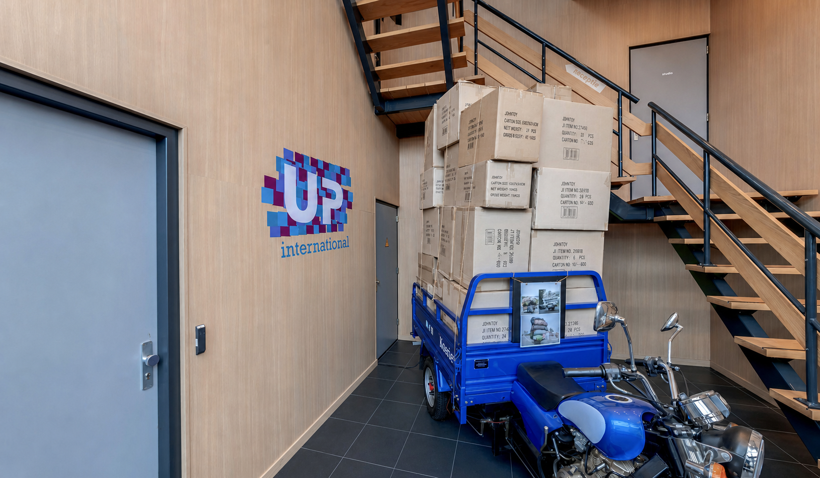 Entree van Johntoy in Waddinxveen met blauwe transportmotor