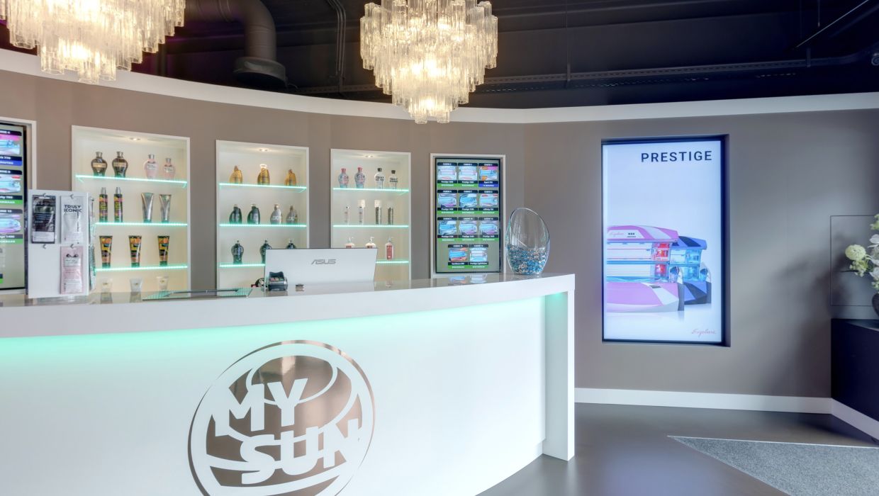 Entree en ontvangstbalie van My Sun in Winkelcentrum Woensel