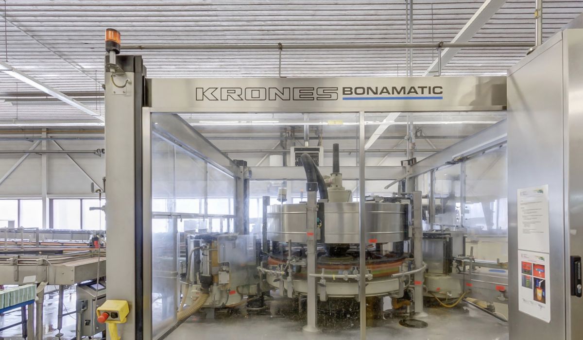 Etiketteermachine in de HAK-fabriek in Giessen