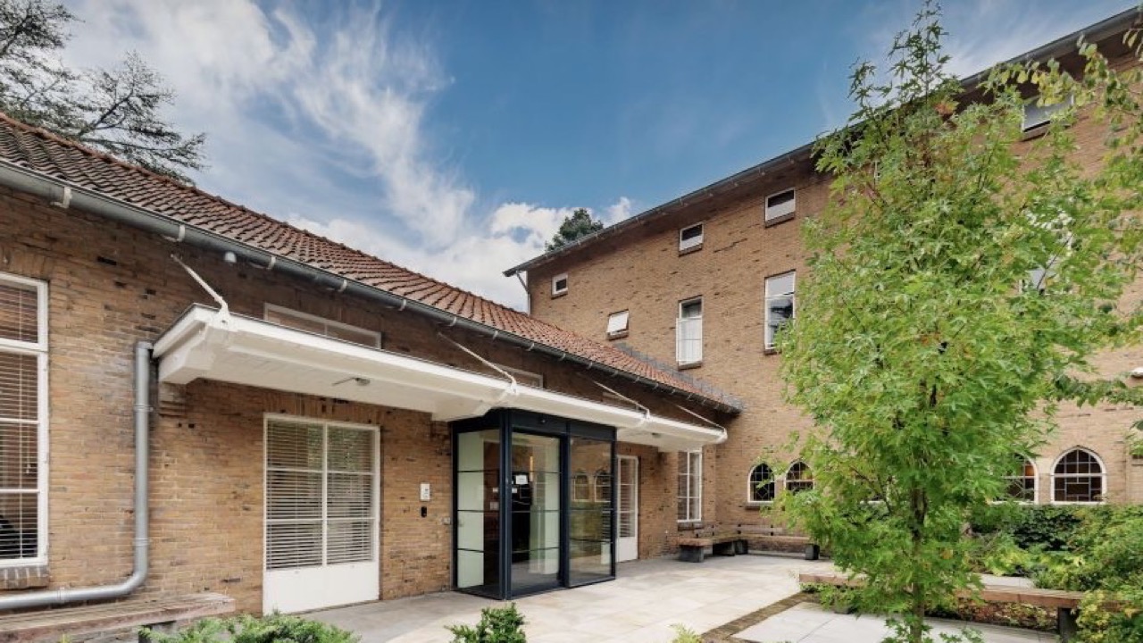 Binnenplaats en entree van Wier Kliniek Open in Bilthoven