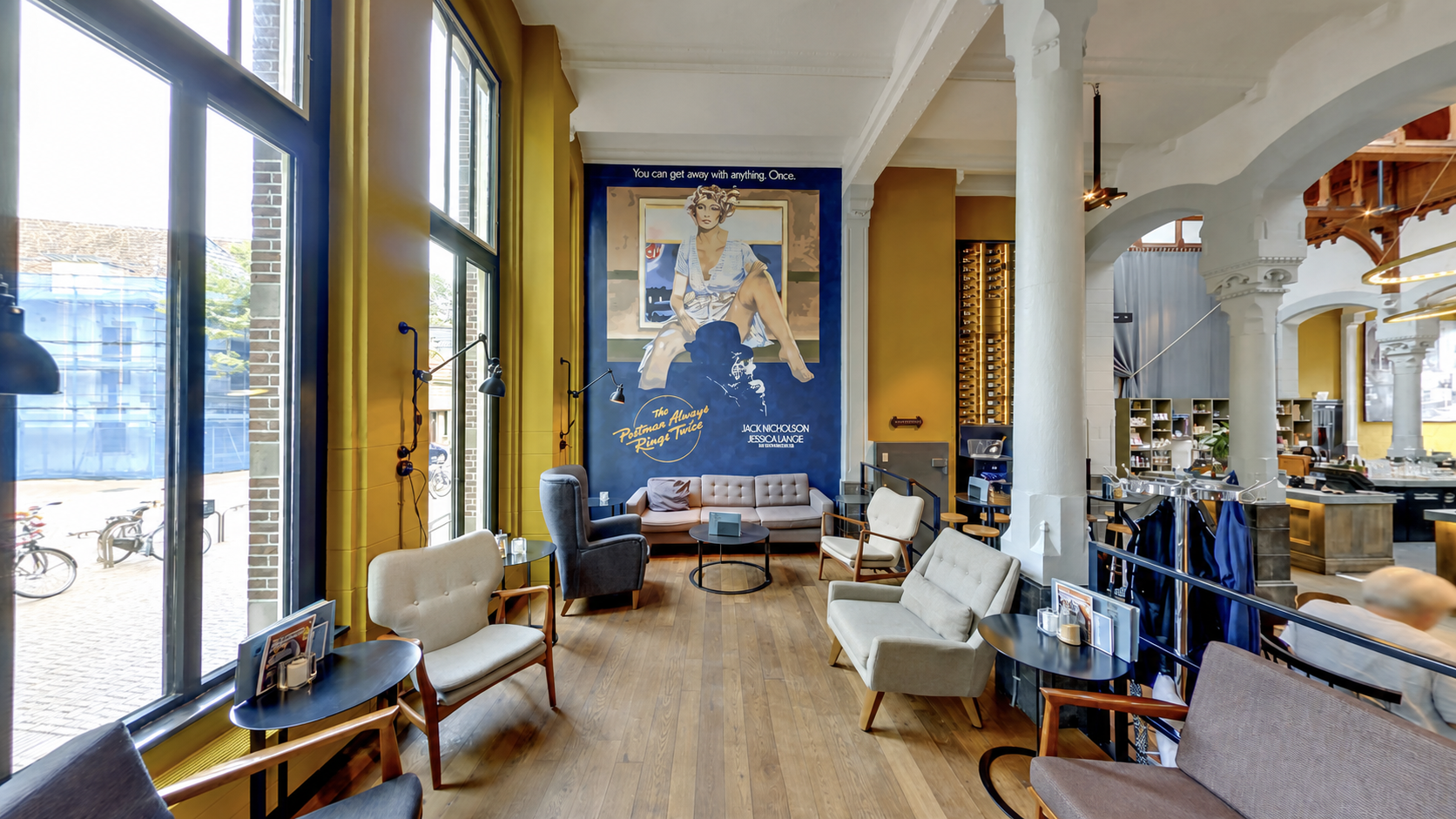Interieur van het Grand Café van Post-Plaza in Leeuwarden