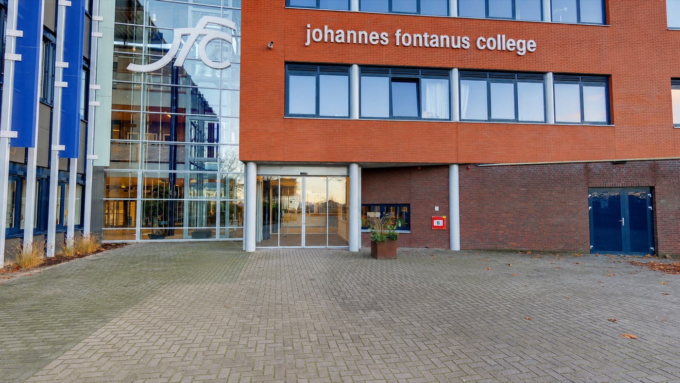 Hoofdingang van het Johannes Fontanus College in Barneveld