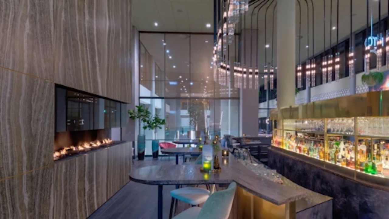 Hotelbar met haard in Van der Valk Hotel Haarlem