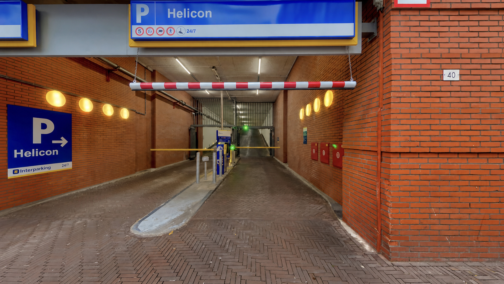 Ingang van parkeergarage Helicon in Den Haag