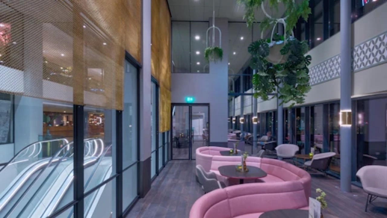 Roze zitbanken in de lobby van Van der Valk Hotel Haarlem