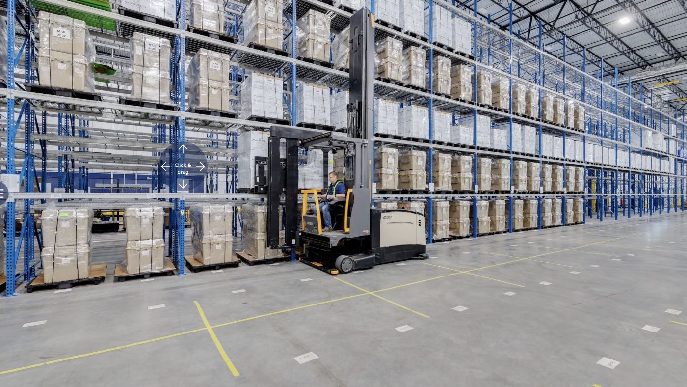 Magazijn van Marken Louisville met hoge stellingen, pallets en een heftruck