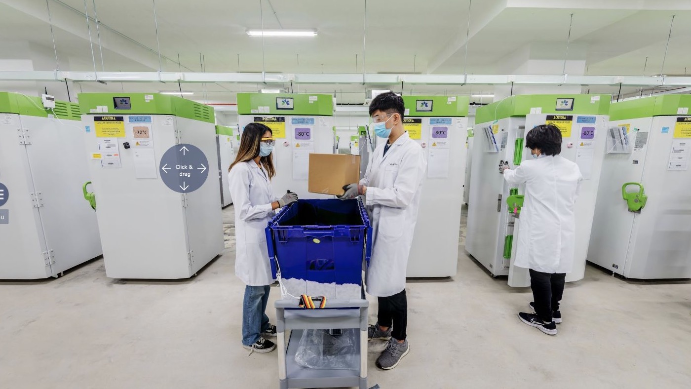 Medewerkers tussen vriezers voor ultralage temperatuuropslag bij Marken Singapore